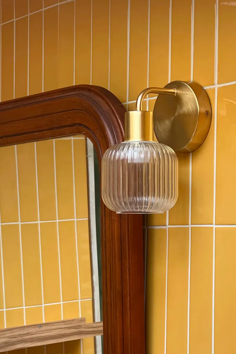 Applique vintage laiton sur carrelage moutarde